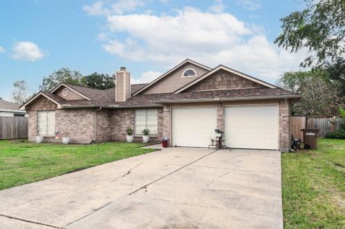 Dickinson House | Cozy 3BR Home Escape, Modern & Serene