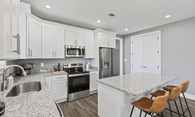 Vollintine-Evergreen House | Cozy 3BR Home - Fire Pit & Gated Parking in Midtown - Near Rhodes College & Zoo