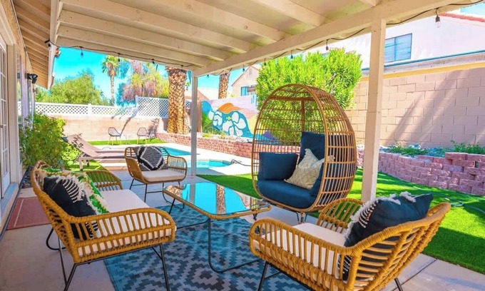 Green Valley House | Cozy 3BR Home with spa & pool - 9 Mi to LV Strip!