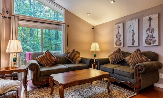 Livingston House | Cozy 3Br Lake Retreat with Backyard & Fire Pit