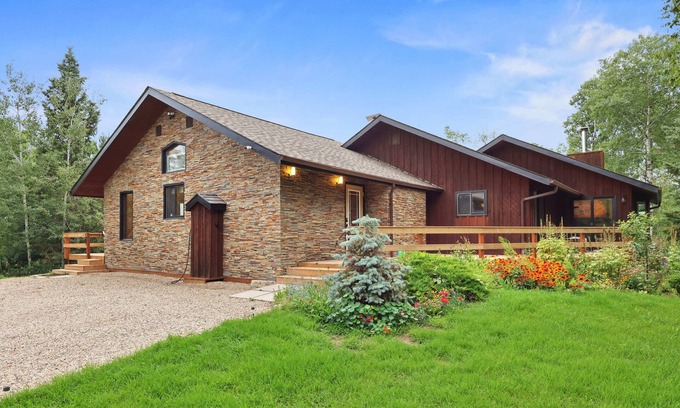 Manitoba Cottage | Cozy 3BR Lakefront Retreat Featuring Sauna, Hot Tub, Kayaks