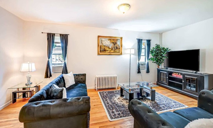 Huntington House | Cozy 3BR Near Huntington's Nightlife & Beach
