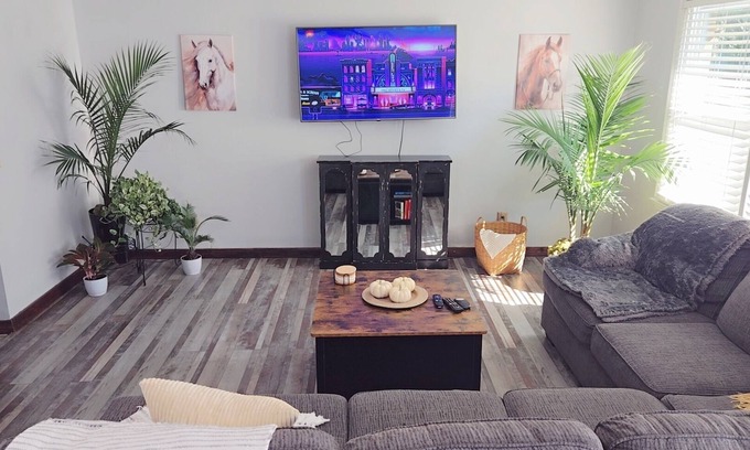 Kings Grant House | Cozy 3BR near the beach + downtown Wilmington Riverwalk with firepit + hammock