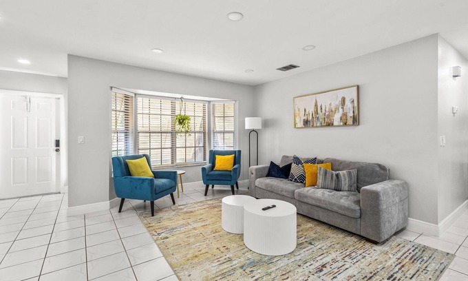 Florida Ridge House | Cozy 3BR Vero Beach Retreat 10 Mins to Beaches. Early Check-In & Late Check-Out!