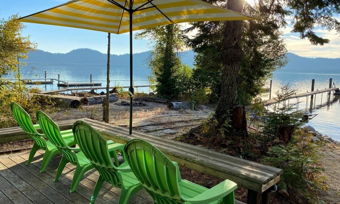 Coolin Cabin | Cozy 4 BDRM Beach Cottage on the Water at Sherwood Beach
