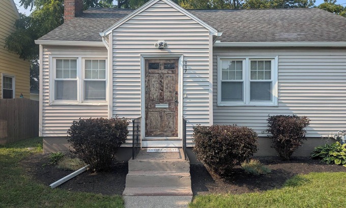 Eastside House | Cozy 4-bdrm house in safe neighborhood just around the corner from Syracuse Univ
