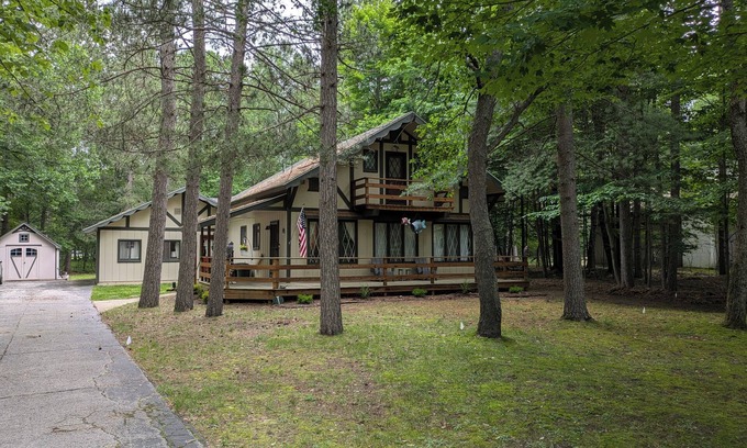 Michaywe Ski Chalet | Cozy 4 bed/3 bath House in Michaywe w/pool access firepit/grill/EV charging