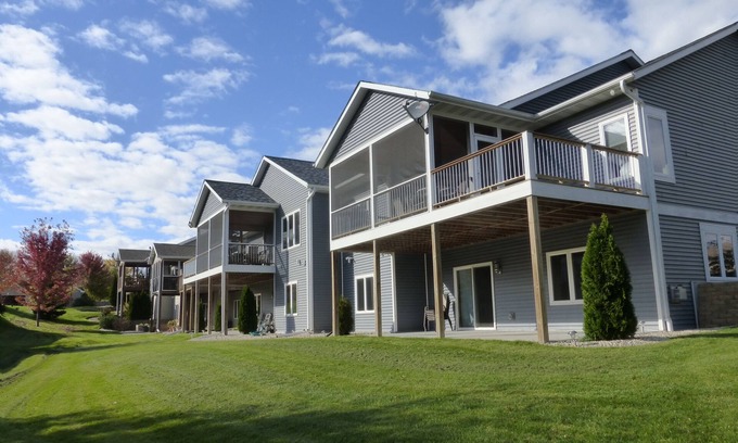 Deerfield Condo | Cozy 4+ Bed 3 Bath Screened in Porch, Fire Pit, yard games - 19 min to Madison