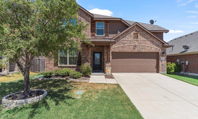 Little Elm House | Cozy 4 bedroom 3.5 bath home located in the heart of Little Elm.