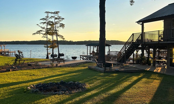 Farmerville Cabin | Cozy 4-bedroom cabin with AC and WiFi on Lake D'arbonne.