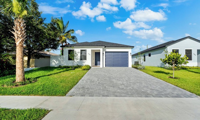 Lake Worth House | Cozy 4-bedroom home with AC and WiFi and more in delightful city of Greenacres