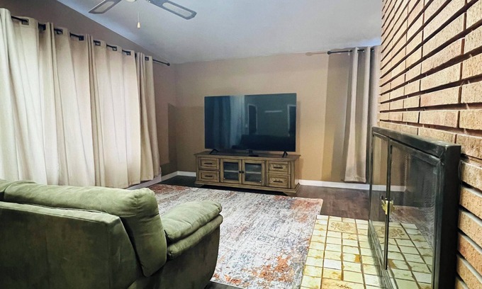 Pocatello House | Cozy 4-bedroom house with AC in beautiful Pocatello. Located next to Reeds Gym.