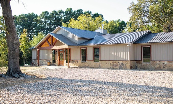 Bowie County Cabin | Cozy 4 bedroom Lodge close to I-30 and local wedding venues