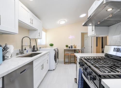 Fullerton House | Cozy 4 Bedroom Near to Disney, Arcade and Games!