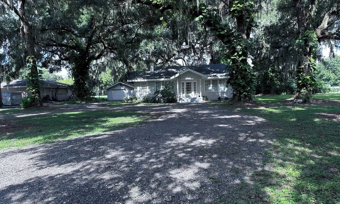 Lakeland House | Cozy 4 bedroom with Rustic Charm