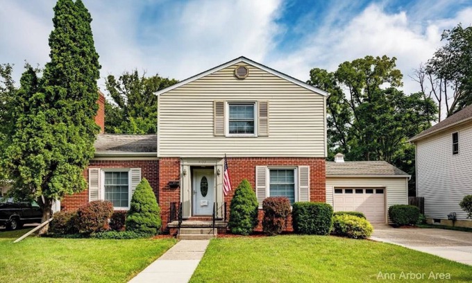 Ypsilanti House | Cozy 4-bedroom Ypsilanti house, walk to EMU, dining, and recreation