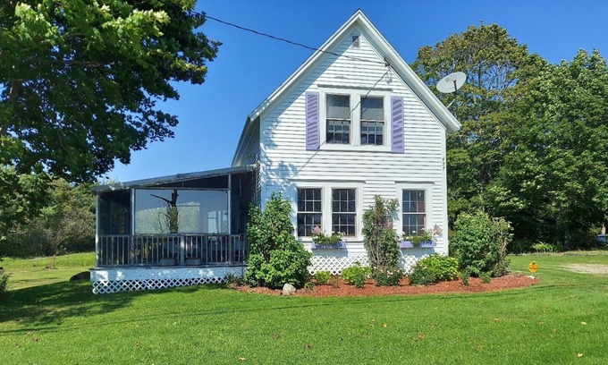 Sedgwick House | Cozy 4 BR Cape Cod with Water View of Eggemoggin Reach