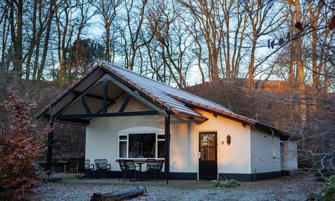 Uden House | Cozy 4-person bungalow with lovely private outdoor hot tub.