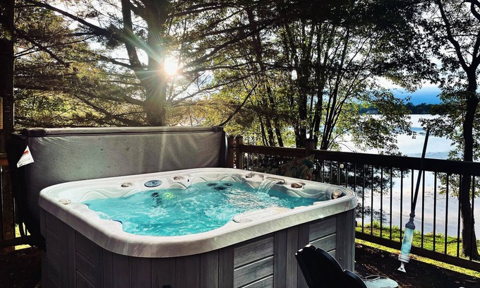 Gravenhurst Cottage | Cozy 4 Season Cottage stunning sunsets on Sparrow Lake!(Pet friendly)New Hot Tub