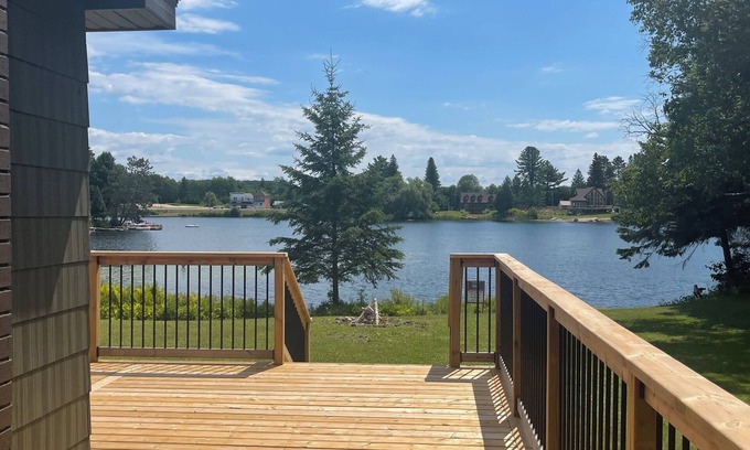 Perry House | Cozy 4 season Cottage on prestine water