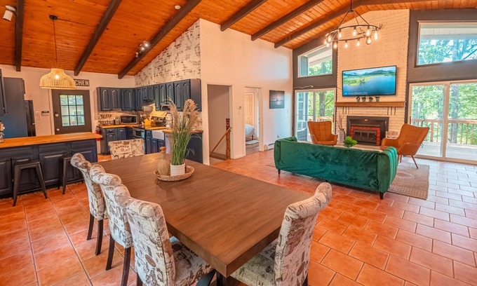 East Stroudsburg Ski Chalet | Cozy 4 Season Rustic Modern Chalet