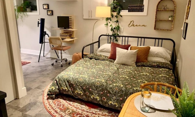 Crescent Heights House | Cozy 400 sqft suite with full kitchen and Inner City Neighborhood Amenities!