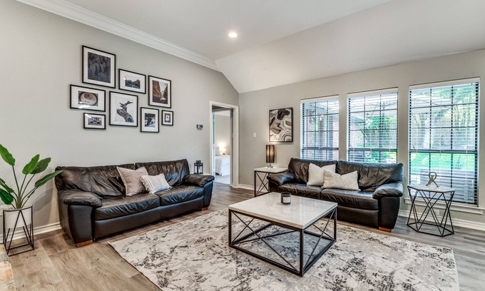 Fort Worth House | Cozy 4bd/2br house by Mira Vista: Family-friendly, 30+ day stays welcome!
