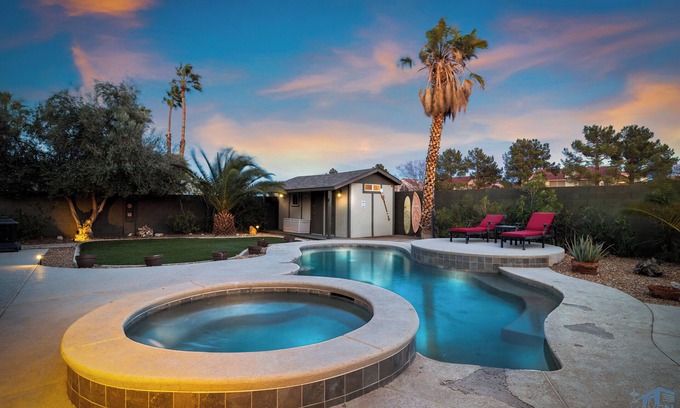 Spring Valley House | Cozy 4Bd House,Salt Water Pool & Jacuzzi! 10mins to the Strip, 20mins to Airport