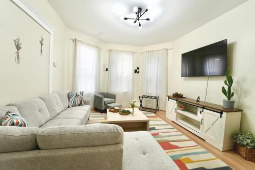 East Somerville Apartment | Cozy 4BD2BA Near Boston-Encore-T-Station and Diners