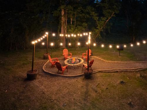 Gatlinburg - Pigeon Forge House | Cozy 4BR Cabin with Hot Tub, Game Room & Fire Pit, Close to Dollywood