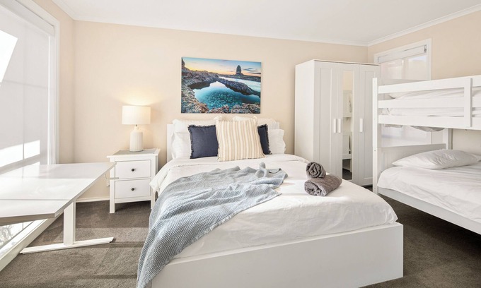 Sydenham House | Cozy 4BR Home by Melb Airport, CBD & Watergardens