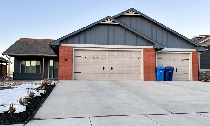 Sioux Falls House | Cozy 4King bed+3Bath near Downtown&Airport open concept Scenic backyard view