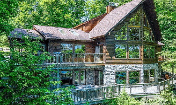 Minett Cottage | Cozy 5 bdrm, 3 bath cottage on Bruce Lake! Games Room, Hot Tub!
