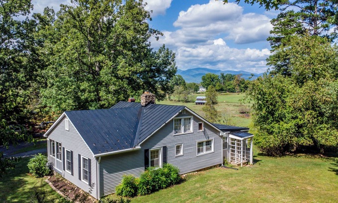 Bedford Cabin | Cozy 5-bedroom cabin in charming Bedford