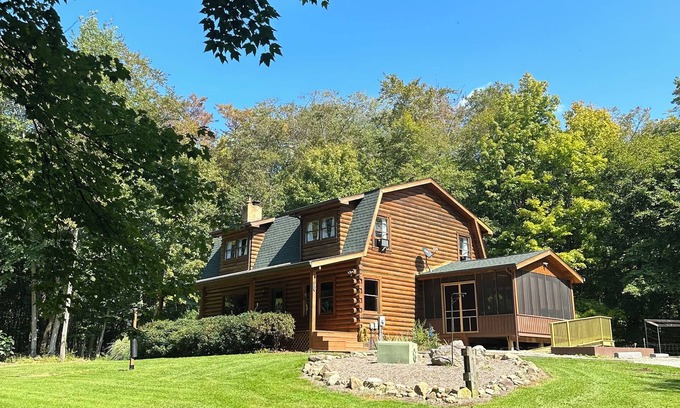 Minerva Cabin | Cozy 5-bedroom cabin with WiFi, AC-nestled in the woods near Minerva, Ohio