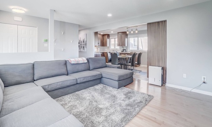 District des Promenades House | Cozy 5-Bedroom Home, 3 Parking, Up to 10 guests, 10 mins away from Parliament