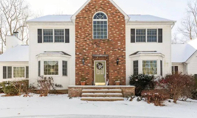 Monroe House | Cozy 5 bedrooms colonial surrounded with nature