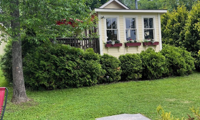 North Vassalboro Cabin | Cozy 500sf cabin with private dock
