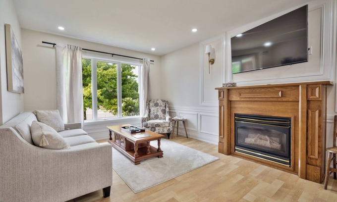 Lindsay House | Cozy 5Bdrm Home | Games, Parking, Close to Arena