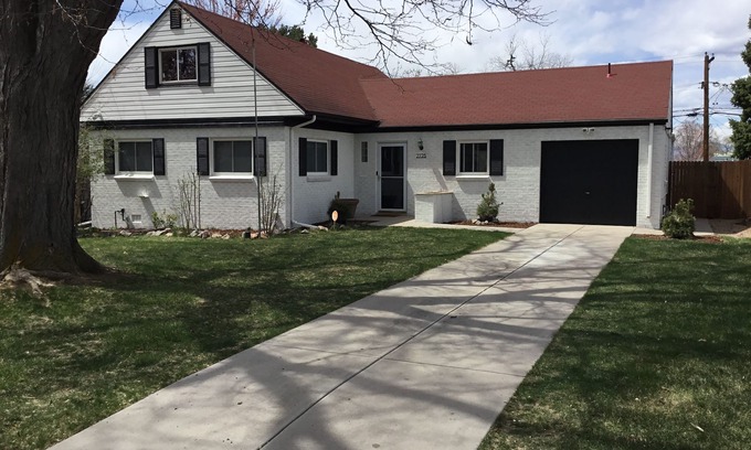 Wellshire House | Cozy 5BR Home Sleeps 10 people with Backyard, Parking & Prime Location