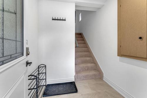 Hamilton House | Cozy 6BR Home TiCats Hospitals Beach First Ontario