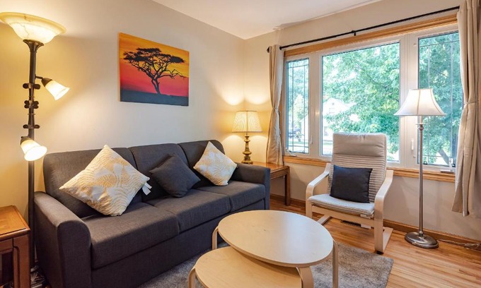 LaSalle House | Cozy 9 beds 15 persons house with Tesla Charger