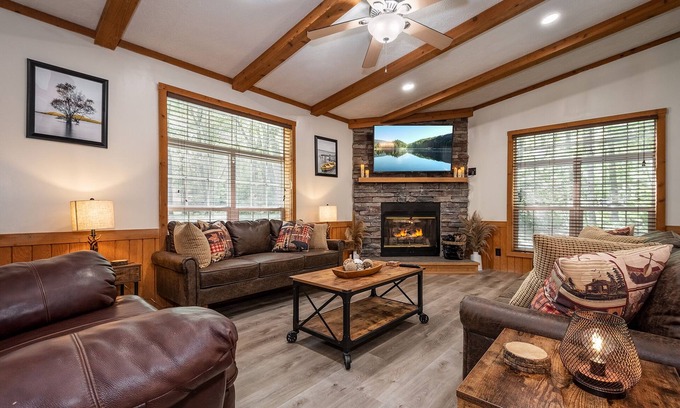 McHenry House | ✩ Cozy 9-Sleeper, Private Hot Tub, Prime Location ✩