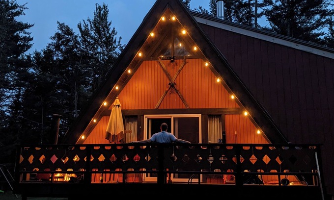 Woodsville Cabin | Cozy A-frame chalet with 9 AM check-in & 6 PM check-out!