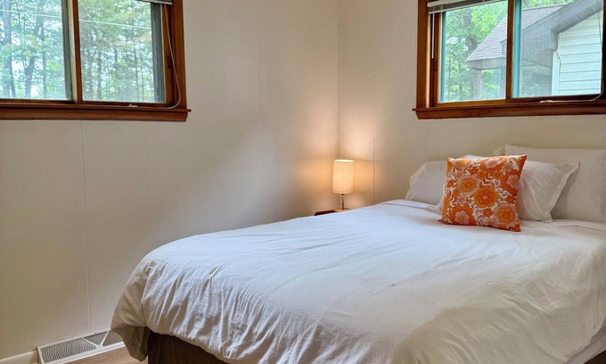 West Branch Cottage | Cozy acorn cottage w/lake view