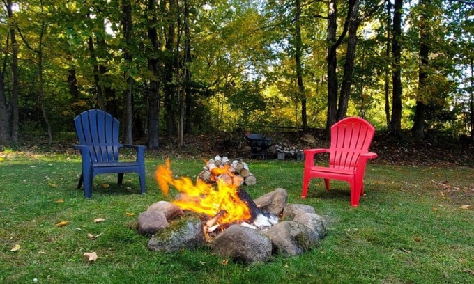 North Creek House | Cozy Adirondack Retreat sleeps 5, 3 miles to Gore skiing, hiking, rafting