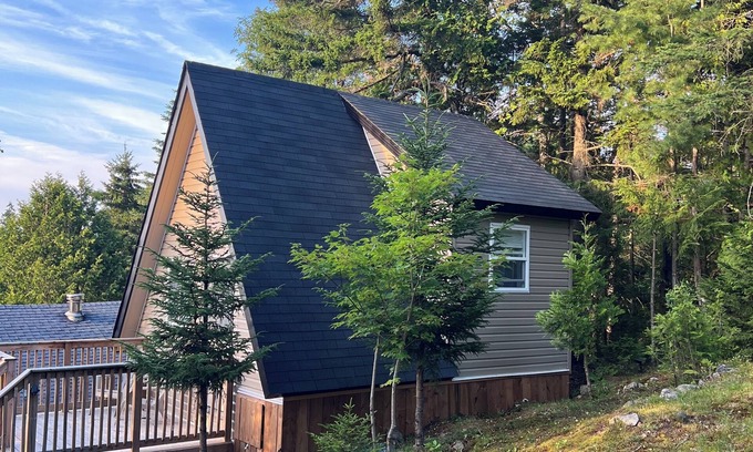 Saint John Cabin | Cozy Aframe-1 bedroom, full bathroom, kitchenette cabin with WiFi in Saint John