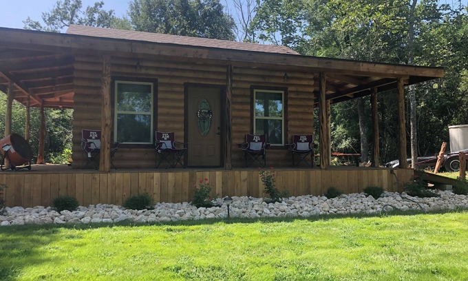 Madison County House | Cozy Aggie Game-Day Country Cabin w/full porch and outdoor amenities