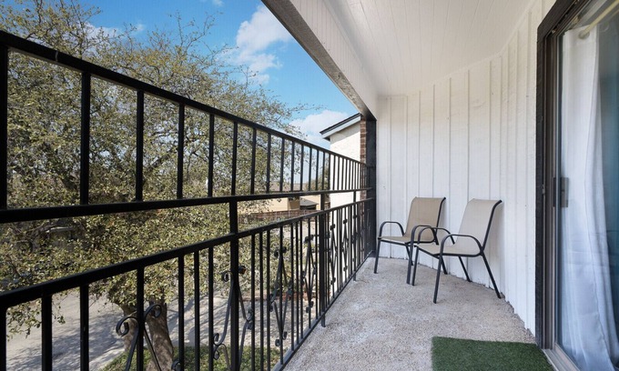 Alamo Heights House | Cozy Alamo Heights Townhomen.