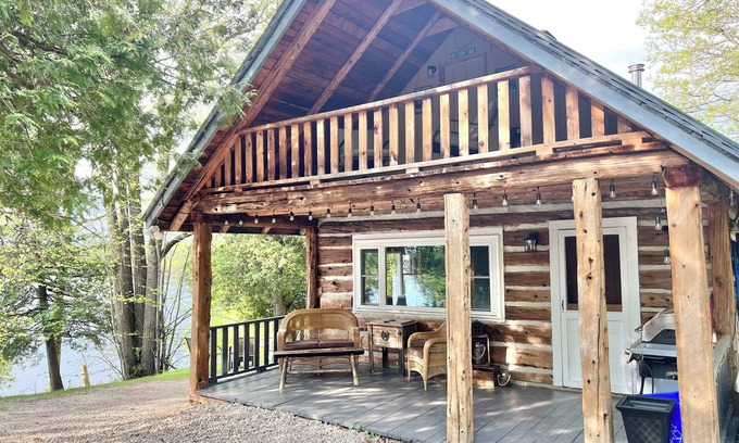 Tay Valley Cabin | Cozy all season Balderson Cabin, 20 mins from Perth Ontario!